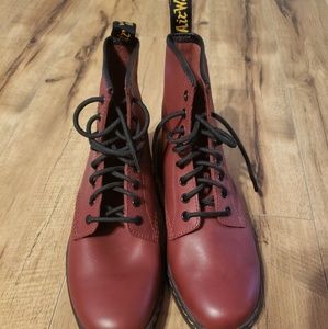 Women's Doc Martens sz 9